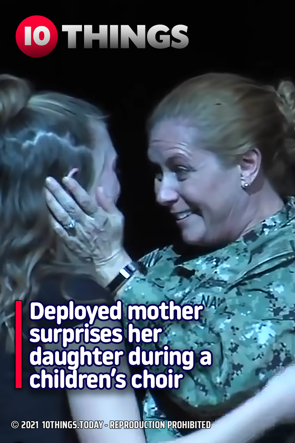 Deployed mother surprises her daughter during a children’s choir