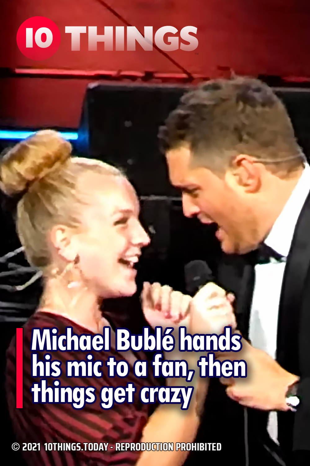 Michael Bublé hands his mic to a fan, then things get crazy