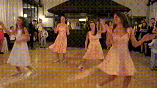 8 siblings hit the dance floor to battle-it-out at wedding